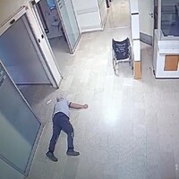 Hastanede çıkan arbedede yere yığıldı!