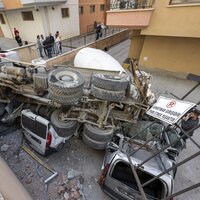 Beton mikseri park halindeki araçların üzerine düştü!