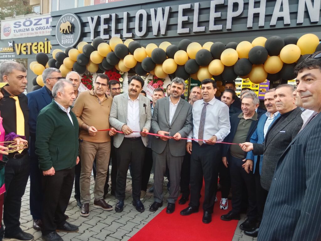 BURGER AÇILIŞINA SİYASET DAMGASI