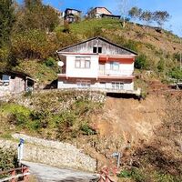 Rize’de ev askıda kaldı!
