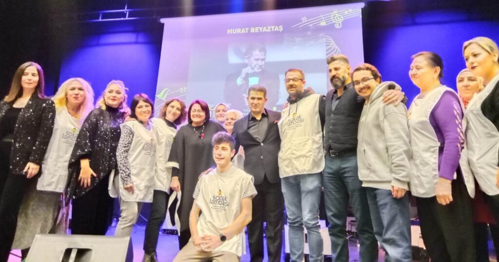 Yaşamlarını sokakta sürdüren evsiz vatandaşlar için hayır konseri