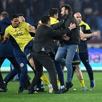 Trabzon’da maç sonu saha karıştı!