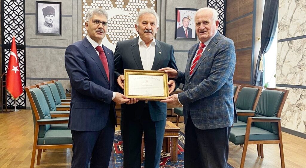 İŞ İNSANI SAKİN ARUK’TAN BÖBREK VAKFI’NA DESTEK