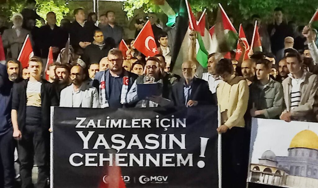 A G D Balıkesir Şub her Pazartesi yatsı namazı sonrasında Paşa Camii avlusunda yaptığı “Filistin’e Destek”eyleminin 16.sını gerçekleştirdi.