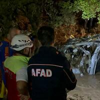 Göz göre göre ölüm! Uyarıya rağmen sele doğru sürdü