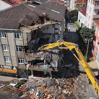 İETT otobüsünün çarptığı binaya kepçe!