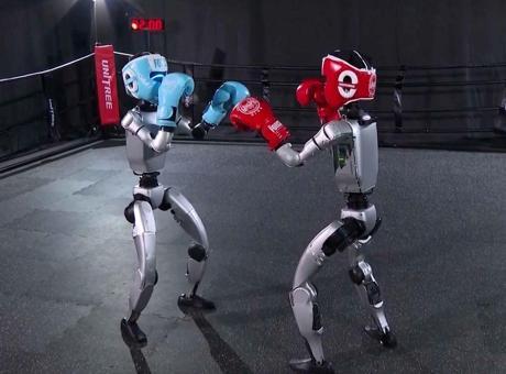 Dünyanın ilk insansı robot boksu Çin’de yapıldı: Çelik yumruklar havada uçtu