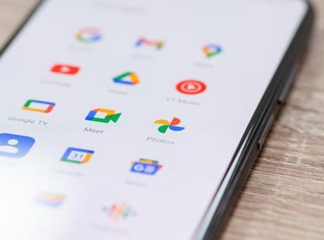 Google Meet’e konuşurken canlı çeviri özelliği geliyor