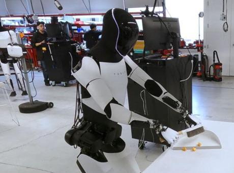 Tesla’nın insansı robotu ev işlerini yapmaya başladı